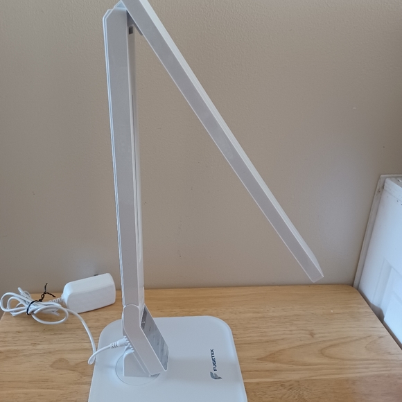 New Fugetek LED Table Desk Lamp with USB Charging Port 360°Adjustable - Picture 6 of 8